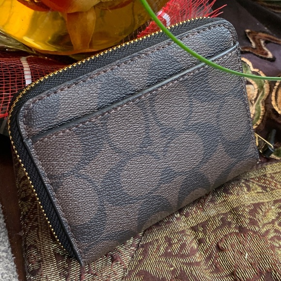 Authentic COACH Signature canvas/leather umbrella zip around wallet - Picture 6 of 12